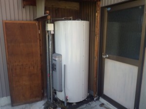 名古屋市中川区 電気温水器取替工事 壁を撤去後