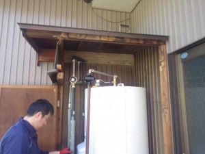 名古屋市中川区 電気温水器取替工事 施工中